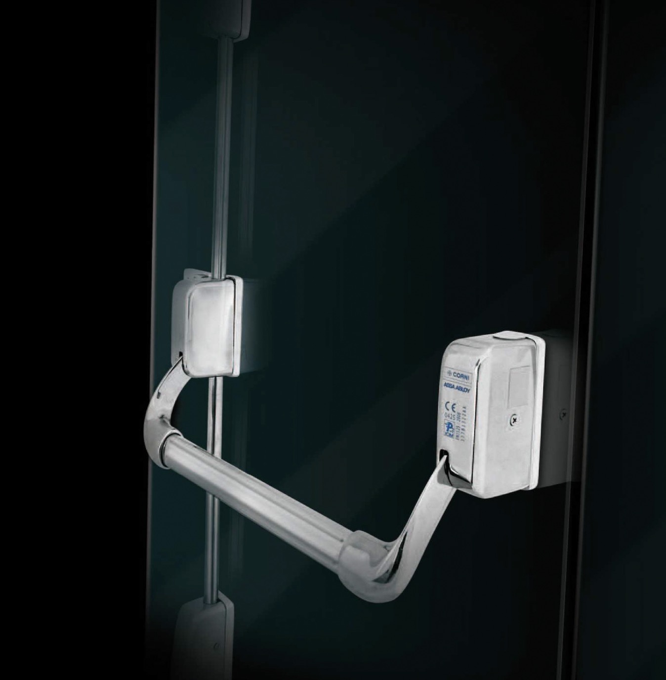 Barre anti-panique Assa Abloy sur porte en verre – fermeture anti-panique compatible vitrage