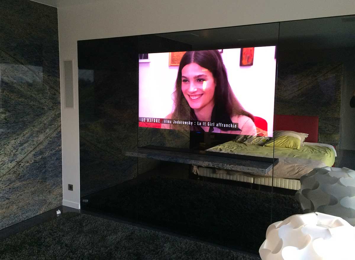 Miroir TV sur mesure – TV allumée