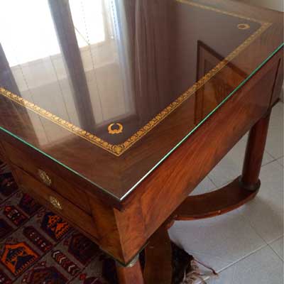 Exemple de plateau de protection en verre sur meuble