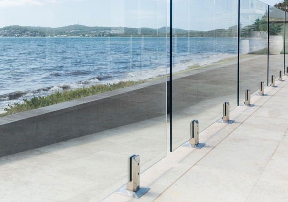 Garde-corps pare-vent en verre pour terrasse (exemple)