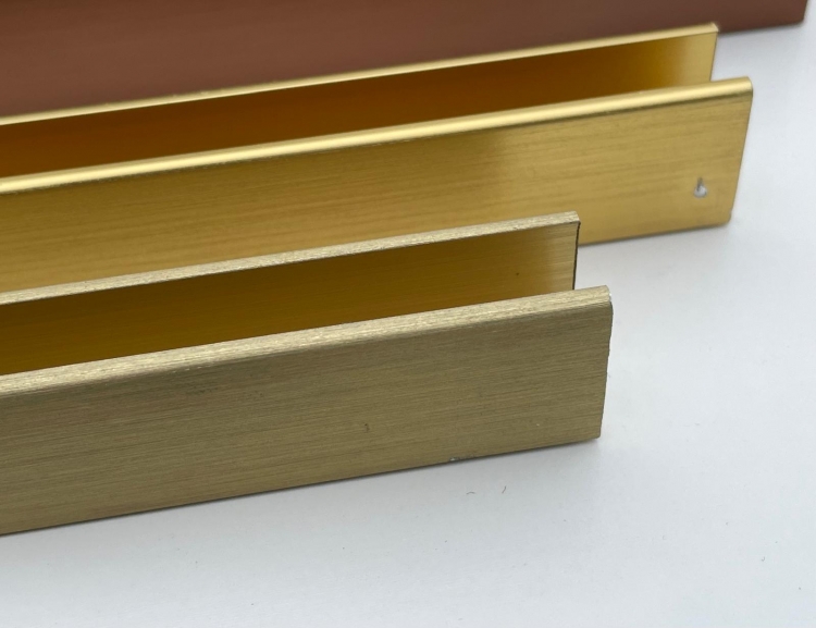 photo info Profil U9 alu laiton vieilli bross&eacute; mat avec 2 embouts et 1 &eacute;querre - Longueur de 3m